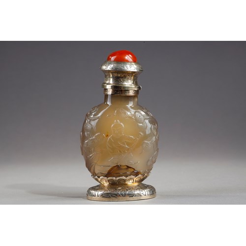 Rare snuff bottle in agate carved and mounted in gilded brick